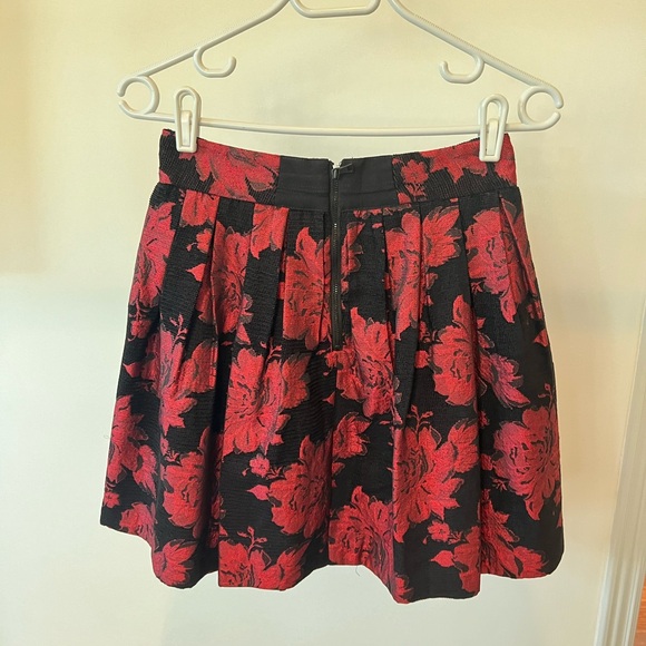 Alice + Olivia Floral Pleated Skirt. Size 2 - Picture 3 of 8